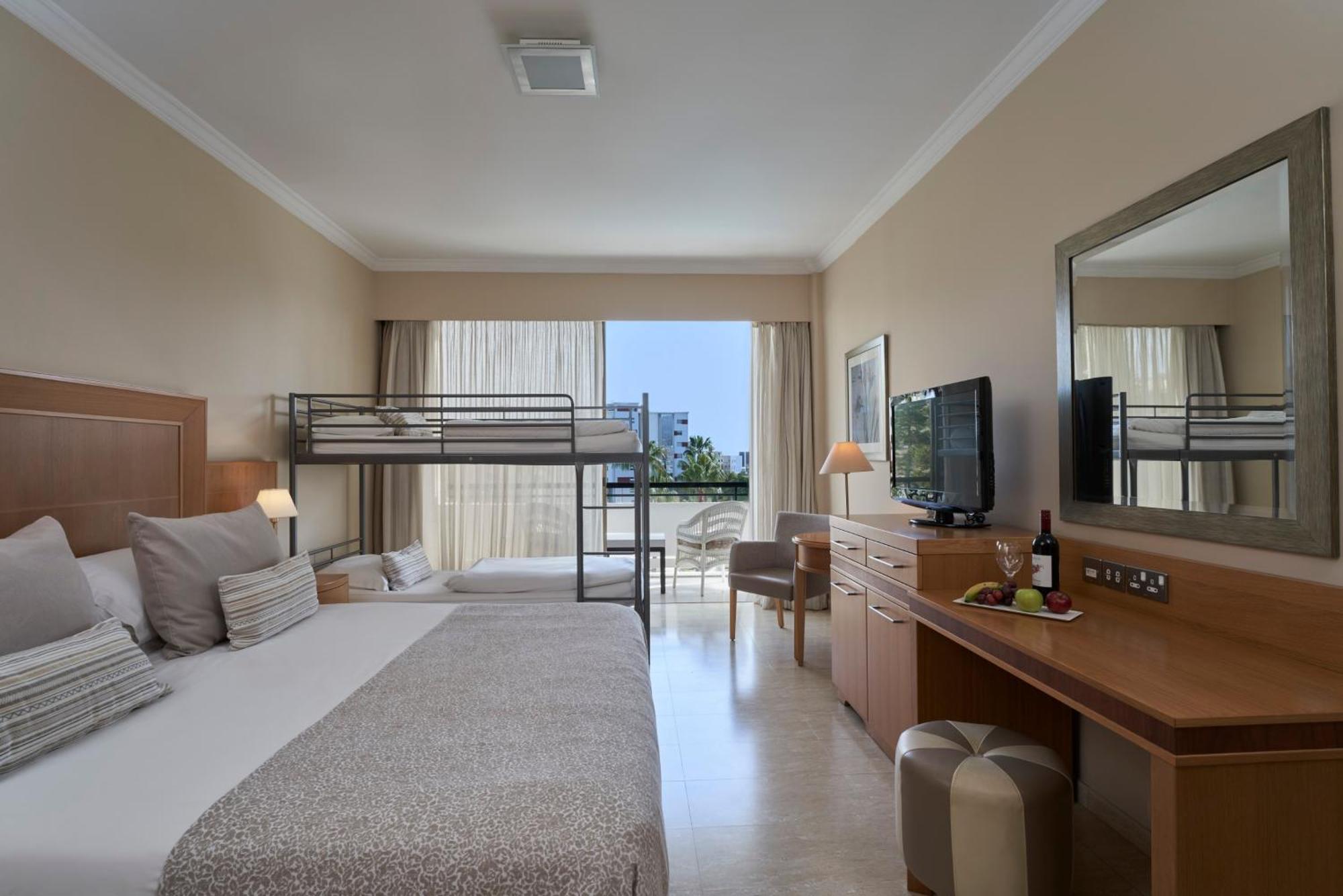 Atlantica Oasis Hotel ลิมาซอล ภายนอก รูปภาพ