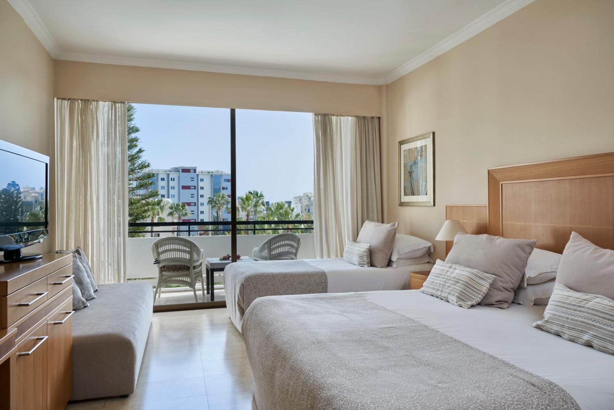 Atlantica Oasis Hotel ลิมาซอล ภายนอก รูปภาพ